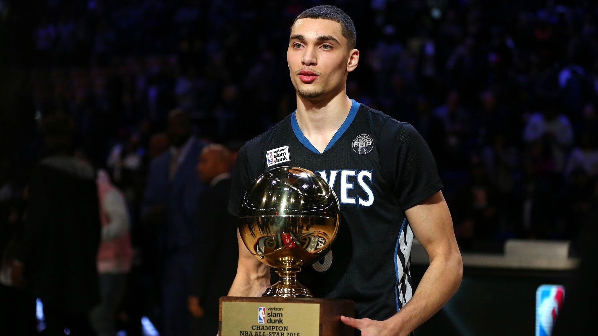 史上最“炸裂”长距离投篮!库里在对阵魔术中投出距离超过70英尺的三分球!